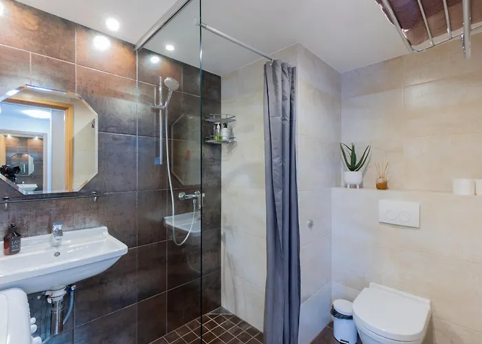 아파트 Aida Center